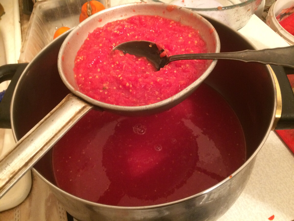 Выкладываем на сковороду томатную пасту