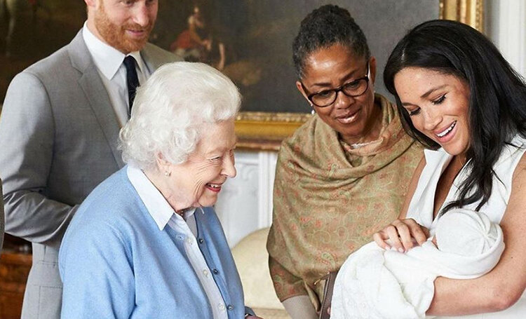 Источник фото: Gettyimages; Её величество кородева Елизавета II, Принц Гарри и Меган Маркл с сыном Арчи