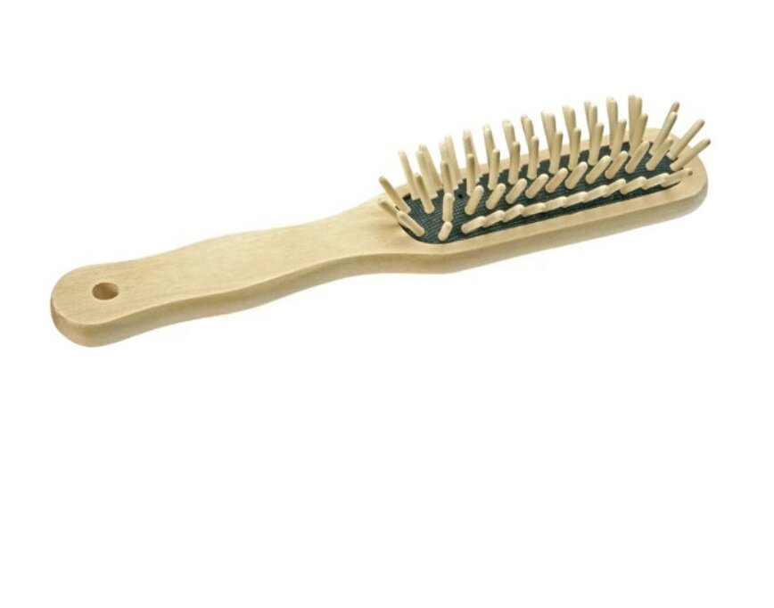 Щетка с зубчиками из дерева. Этот вид подходит как для сухого, так и для влажного массажа. Благодаря натуральному материалу, такие щетки практичны и долговечны, а также эффективны в использовании. (фото с сайта Stylist-prof.ru)