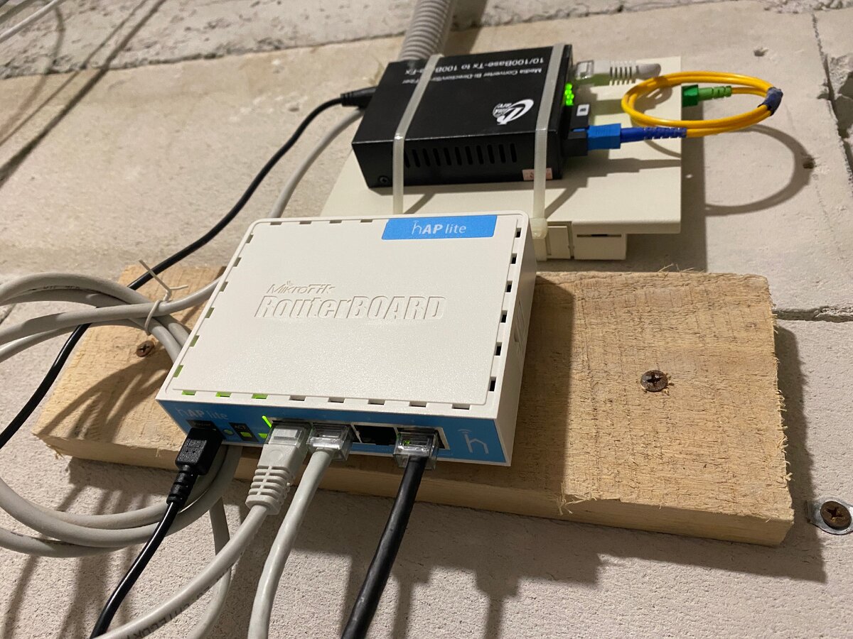 Видна индикация на роутере и конвертере.