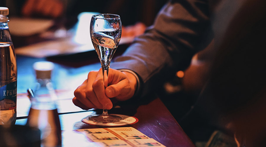 Бокал с вином //  Туристический портал Республики Крым