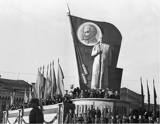 Памятник И.В. Сталину в Свердловске, 1947 год. 