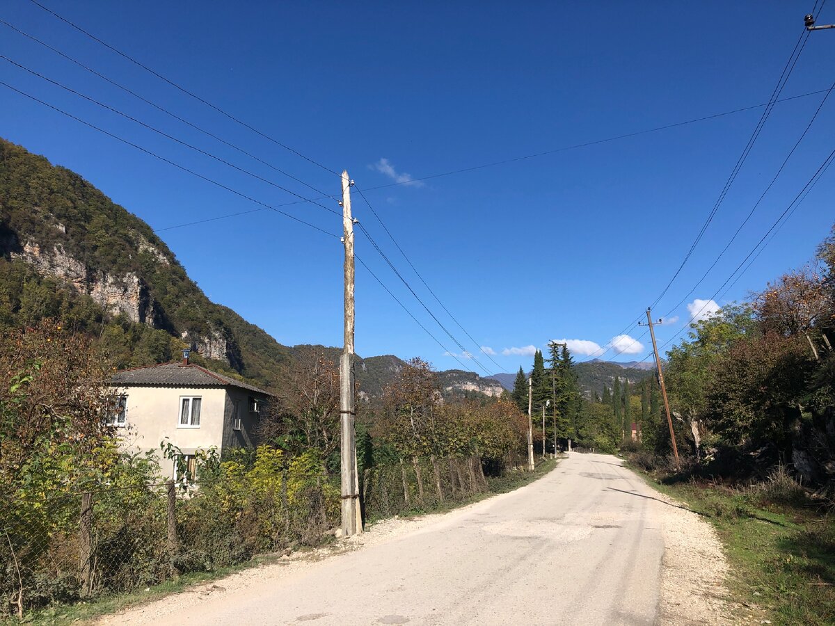 Дорога вдоль реки Хашупсы 