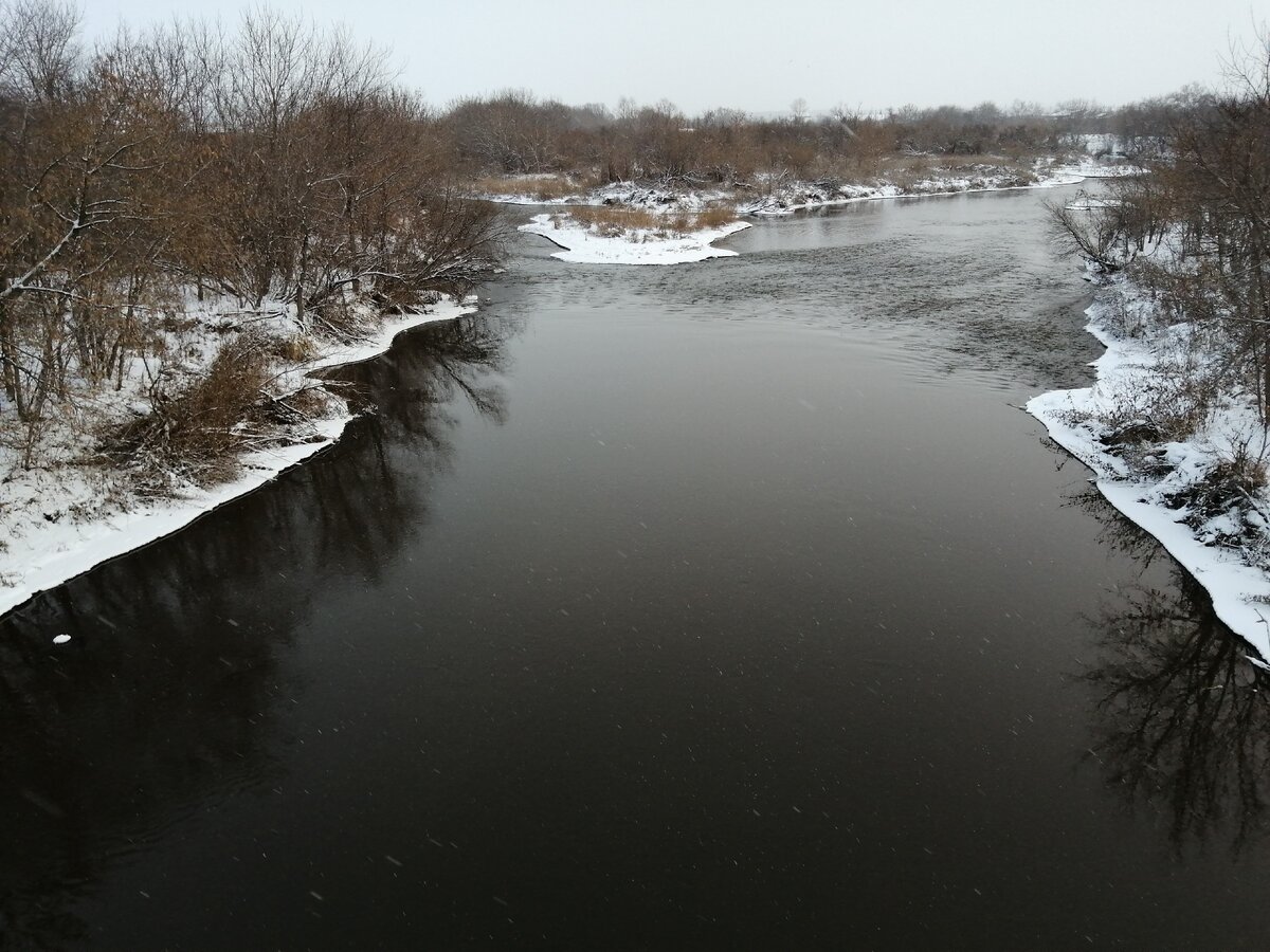 Река еще не замерзла. Фото сделала днем, когда снег ещё идет.