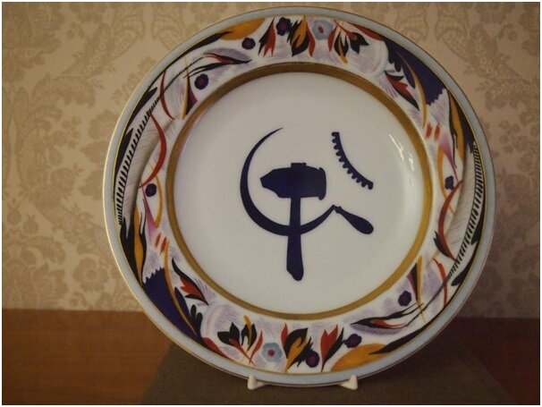 Тарелка с изображением Серпа и молота. 1921 г. С монограммой "СЧ".РСФСР. Автор и исполнитель росписи Чехонин С.В. Фото: Auction.ru