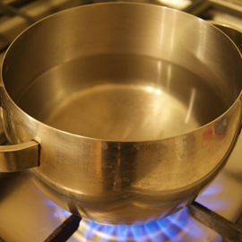 1. Налить в кастрюлю воду (на 1 порцию 15-20 пельменей - половина литра воды), поставить кастрюлю на сильный огонь.

2. Добавить в воду чёрный перец горошком и соль. Если пельмени будут подаваться с бульоном, то перец можно использовать молотый, чтобы не пришлось вылавливать горошек в мутном бульоне.