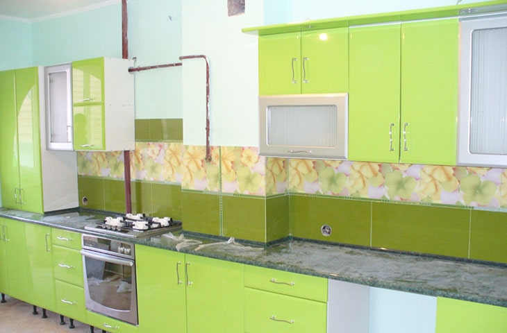 Вентиляционная шахта, проходящая посередине стены, делит кухонное пространство на две зоны.