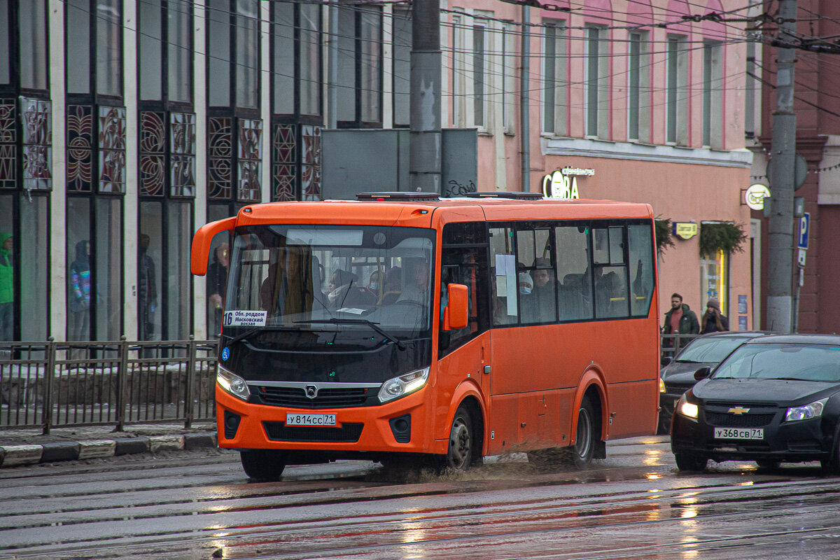 Подержанный "Вектор", возившей ранее жителей Нижнего Новгорода, у некоторых туляков с не ясной логикой возражений не вызывает, как же так, он же не новый, Тула, 1 января 2021 года, фото Д. Киреев