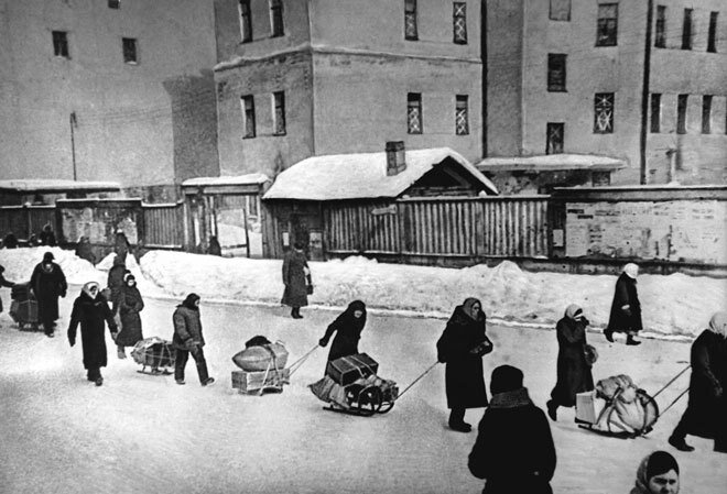 Эвакуируемые из блокадного Ленинграда везут свои вещи на Финляндский вокзал. Март 1942 года© ТАСС