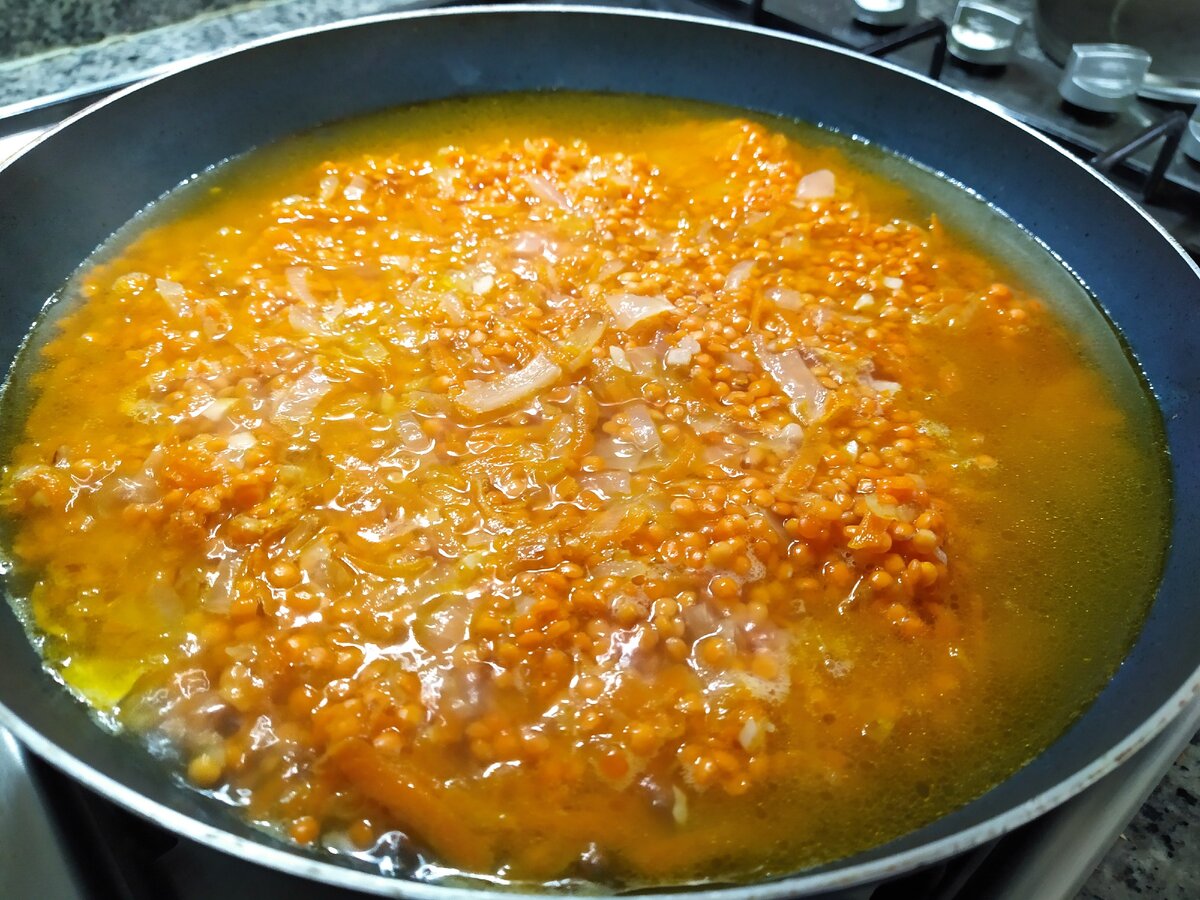 Блюда из желтой чечевицы. Красная чечевица с овощами. Чечевица рецепты на сковороде. Свинина с чечевицей. Чечевица каша.