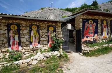 Где находится пещерный храм