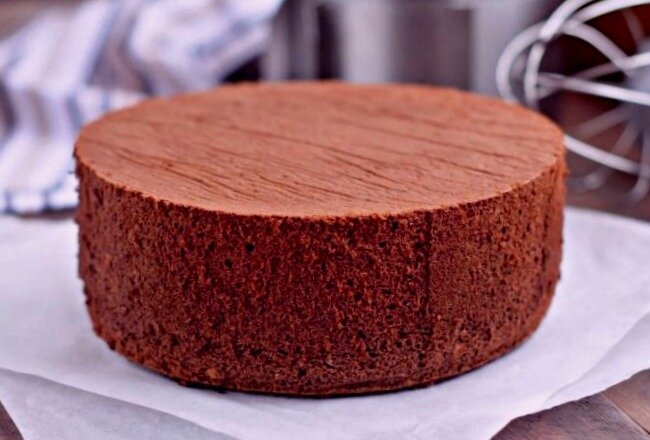Влажный шоколадный бисквит в духовке для торта