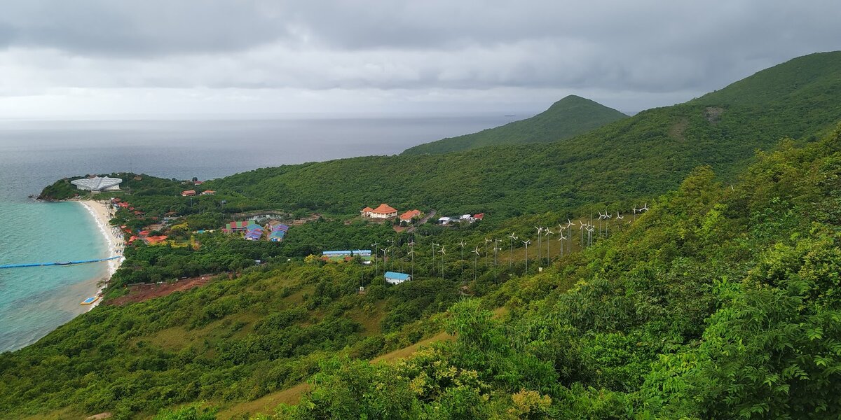 Если вам удалось заснять сюжет, который будет полезен для какой-то конкретной тематики - это уже половина успеха) Мне удалось найти ветряные генераторы на зеленом острове. Первый мой проданный кадр)