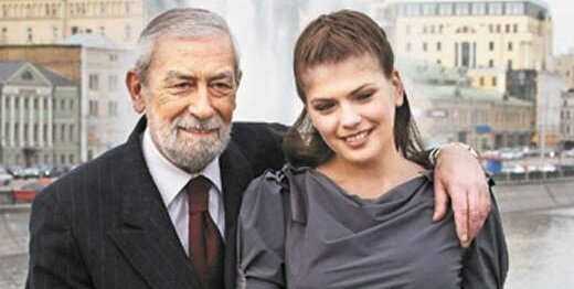 Вахтанг Кикабидзе с поклонницей в Москве. Фото из свободного доступа. 