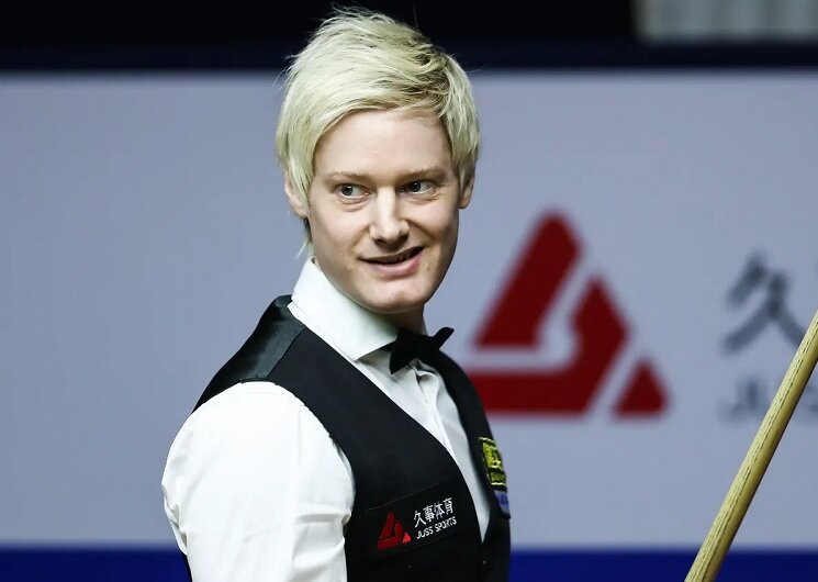 Нил Робертсон раньше предпочитал впрямлять свои кудрявые от природы волосы. Фото: Imaginechina / Rex / Shutterstock