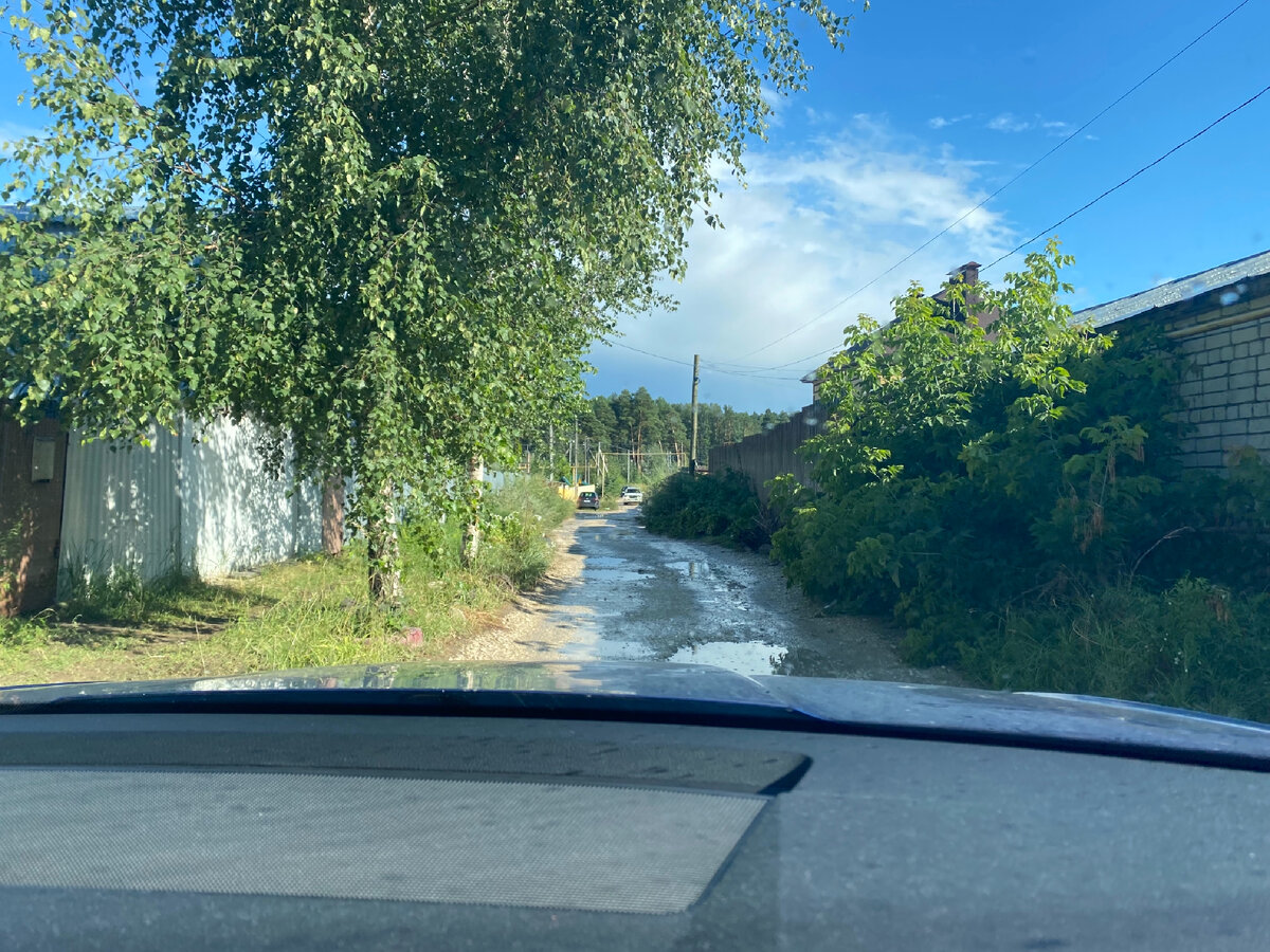 Фото автора. Оказавшись на этой дороге, муж косился  на меня с подозрением. Он не был уверен, что едет на свидание ))))