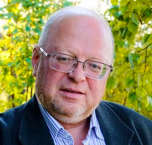 Крупнейшие производители сигарет в России могут остановить производство из-за дефицита сырья. Причина — решение Россельхознадзора запретить импорт табака из Индии, ЮАР, Бразилии, Танзании и Малави, который используется в более чем 90% смесей для сигарет в России 
Крупнейшие производители сигарет в России British American Tobacco (BAT), JTI, Philip Morris и Imperial Tobacco могут остановить выпуск продукции из-за нехватки табака. Россельхознадзор ввел запрет на его импорт из Индии, ЮАР, Бразилии, Танзании и Малави в связи с обнаружением в партиях мухи-горбатки, пишет «Коммерсантъ» со ссылкой на письмо исполнительного директора совета по вопросам развития табачной промышленности Эдуарда Воронцова премьеру Михаилу Мишустину.

В письме говорится об угрозе остановки табачной промышленности страны из-за ограничений на ввоз сырья. Воронцов указал в письме, что обратился к премьеру от лица BAT (марки Dunhill, Kent, Pall Mall), JTI (Winston, Camel) и Philip Morris (PMI; Marlboro, Parliament). В Imperial Tobacco (Davidoff, West) сообщили, что разделяют риски и опасения, изложенные в обращении к Мишустину. По словам Воронцова, 16 июля Россельхознадзор ввел временные ограничения на ввоз в Россию табачного сырья из Индии, ЮАР, Бразилии, Танзании и Малави в связи с выявлением в нем многоядной мухи-горбатки. В письме отмечается, что этот вредитель неспецифичен для табака, он распространяется в основном через фрукты и продукты животного происхождения.

Эксперты оценили долю нелегальных сигарет в России

Табак из попавших под ограничения стран используется более чем в 90% смесей на фабриках в России, а заменить поставки нечем, пишет Воронцов. Запрет приведет к «неминуемой остановке» табачной промышленности в России, прекратится поступление основного объема сигарет, а компании будут вынуждены отправить в «вынужденные» отпуска десятки тысяч человек. Участники табачного предупредили, что в результате значительных поступлений лишатся бюджеты — в 2020 году налоговые отчисления отрасли превысили 730 млрд рублей. В Россельхознадзоре сообщили, что 23 июля провели совещание с бразильской стороной, на котором заявили о необходимости провести расследование, принять меры и направить информацию. После этого российская сторона рассмотрит вопрос о снятии запрета под гарантии национальной организации по карантину и защите растений Бразилии. Таких же действий Россельхознадзор ждет от ведомств Индии, ЮАР, Танзании и Малави.

Производитель Marlboro призвал запретить сигареты в Великобритании к 2030 году 
Главный редактор отраслевого информагентства «Русский табак» Максим Королев рассказал, что попавшие под ограничения страны в 2020 году обеспечили 55% мирового потребления сорта «Виргиния» и 43% сорта «Берли», основных в индустрии. По его словам, транснациональные компании используют международные рецепты, менять которые без риска искажения вкуса нельзя. Эксперт отметил, что сырья на российских табачных фабриках может хватить на несколько недель или месяцев, но затем потребуются поставки с европейских складов. Вице-президент по корпоративным вопросам аффилированных компаний PMI в России Сергей Слипченко сообщил, что там пока располагают «достаточным объемом» сырья в России и рассчитывают на диалог с органами власти для поиска решения. Директор по работе с органами государственной власти JTI Василий Груздев рассчитывает, что диалог с регуляторами поможет выработать процедуру, которая обеспечит бесперебойность поставок с соблюдением «разумных и выполнимых требований».