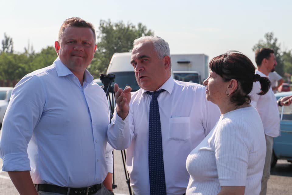 Е. Кабанов и А. Овдиенко убедились: пробок нет (фото: пресс-служба Совмина РК)