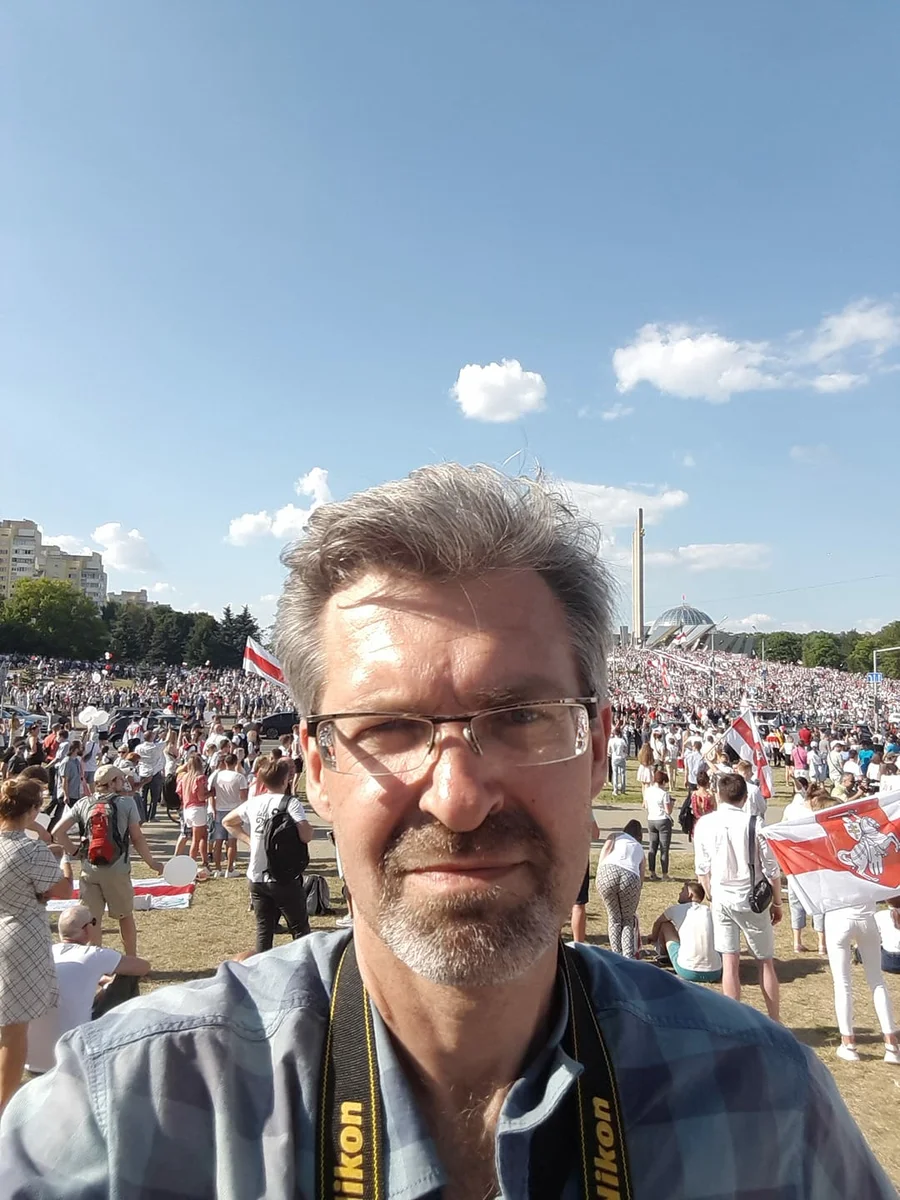 Директор АБ НАН РБ, историк вышел на митинг к Стелле (фото с ФБ)