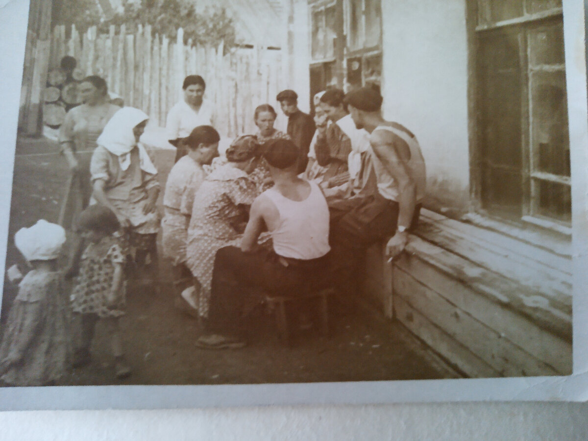 История нашей семьи. Во дворе играли в карты или лото. ул. Ростовская д. №30.