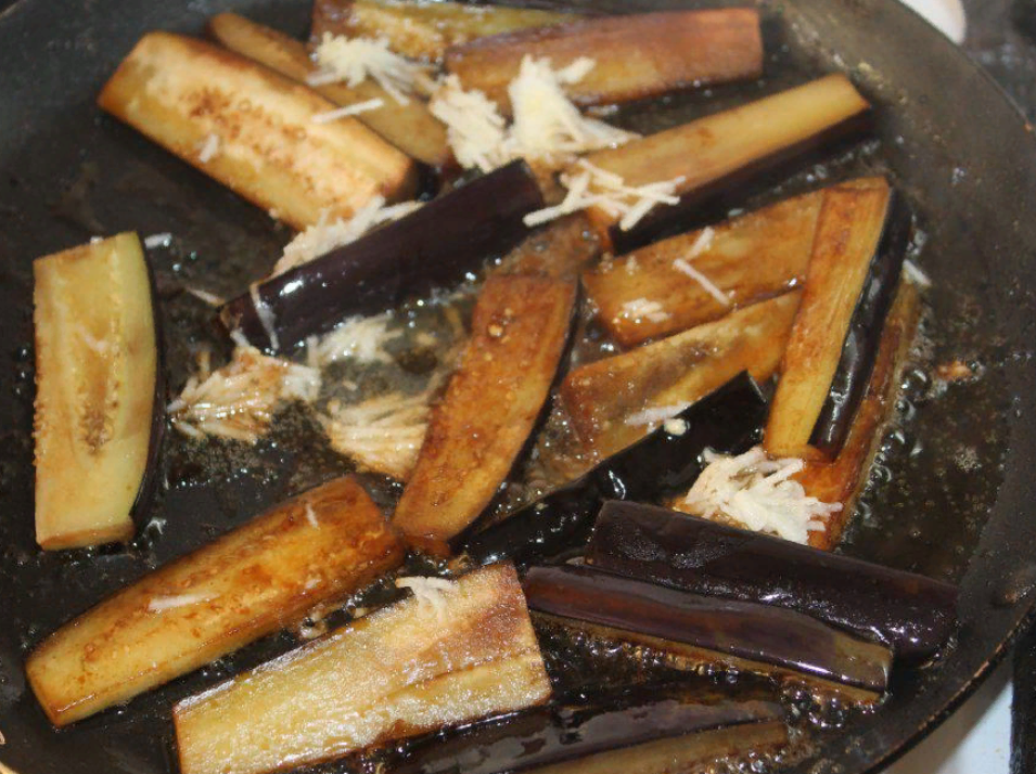 Баклажаны жареные в крахмале. Карамелизироанные баклажаны схрустящейкорочкой. Крахмал для жарки баклажанов. Крахмал для жарки баклажанов. Карамелизированные баклажаны с хрустящей корочкой и помидорами.