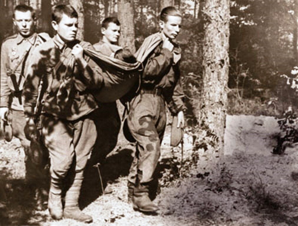 Выход из окружения. Вяземский котёл 1941 года пленные. Советские солдаты в окружении. Лето 1941 убитые красноармейцы.