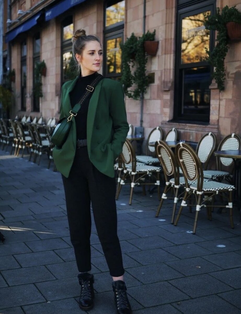 Изумрудный, чёрный и темно зелёный 