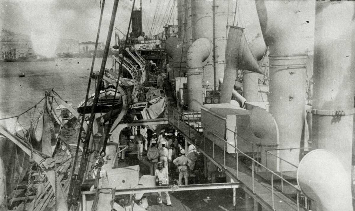 Это судно было построено в 1916 году. Варяг 1916 года. Крейсер Варяг 1916. Каюты крейсера Варяг. Фотографии крейсера Варяг