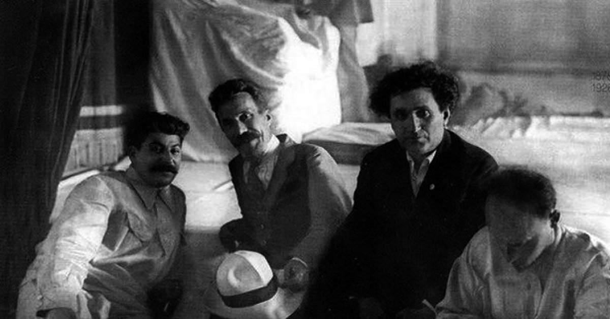 Сталин со своими будущими жертвами - Рыковым, Зиновьевым и Бухариным