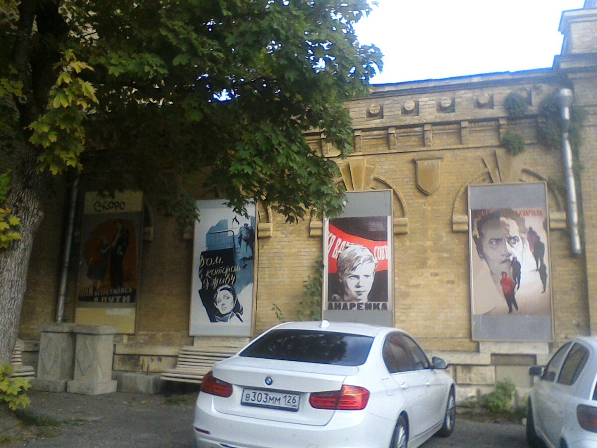 Кто-то устроил у кинотеатра ретро-уголок с афишами времен оттепели.