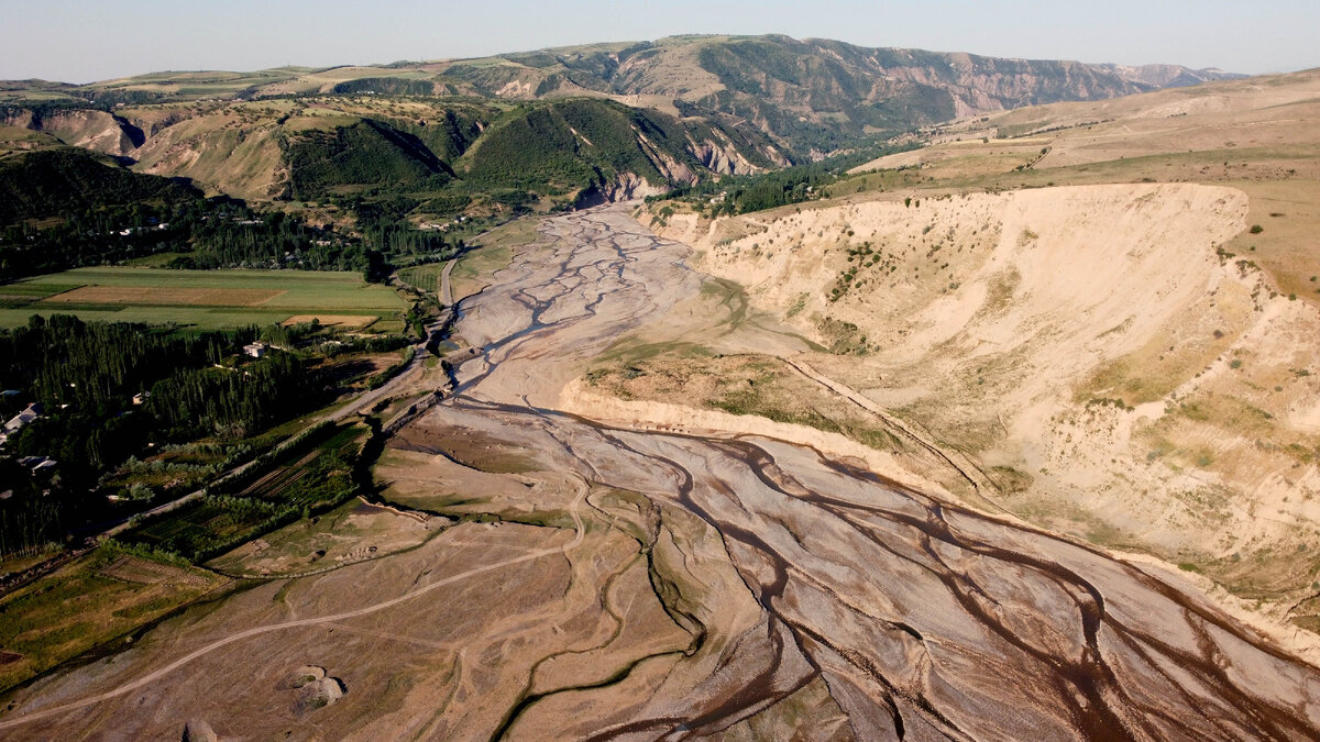 Общий вид обрывов с древними палеопочвами лёссового плато Ховалинг