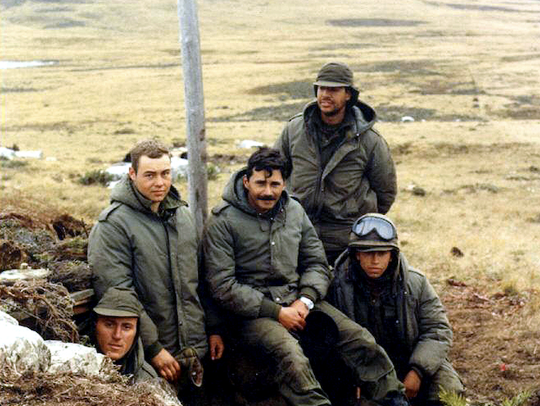 Бойцы 7-го механизированного пехотного полка на хребте Уайрлесс Ридж накануне боя 13-14 июня 1982 года.