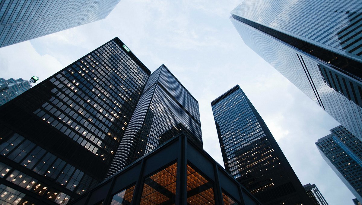 Разница в размещении фирм, унаследованных от советского периода, и современных фирм отсутствует. Фото: unsplash.com / Sean Pollock.