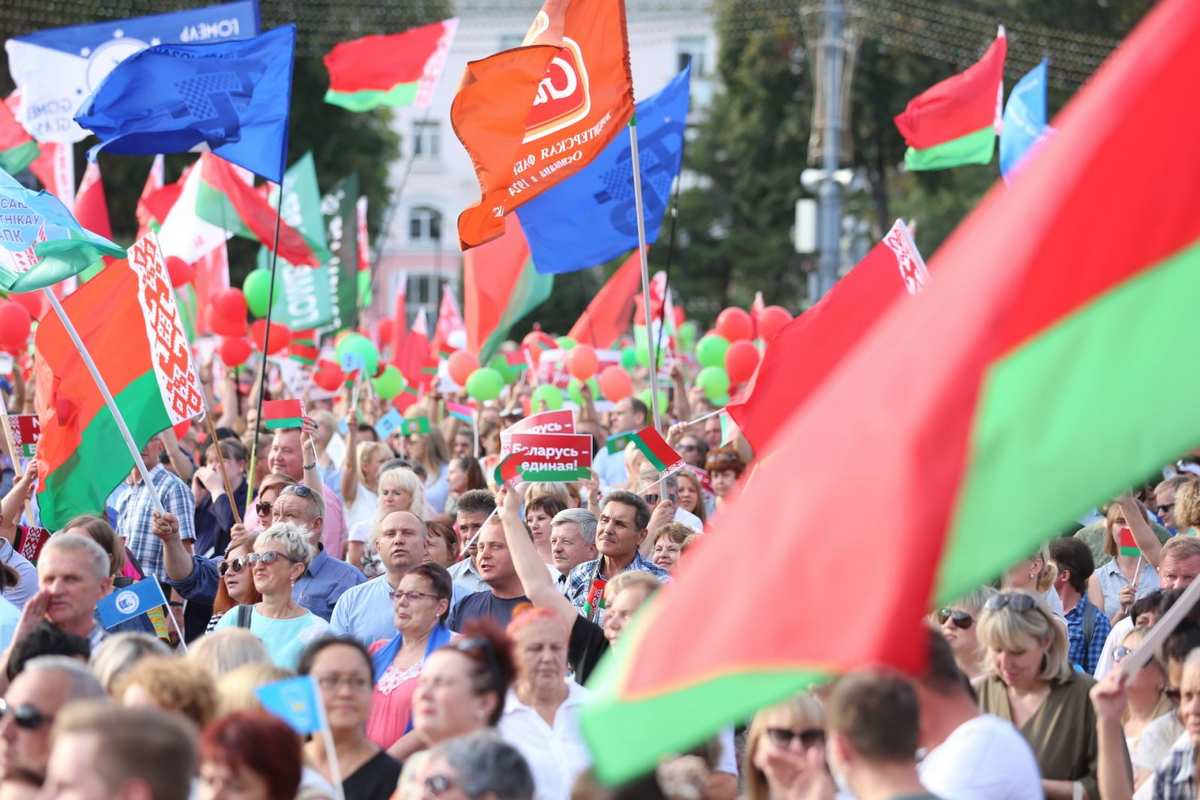 Правда беларуси. Флаг Белоруссии митинг. Флаг Беларуси на митингах. Митинг Единая Беларусь. Митинги в Беларуси 2000.