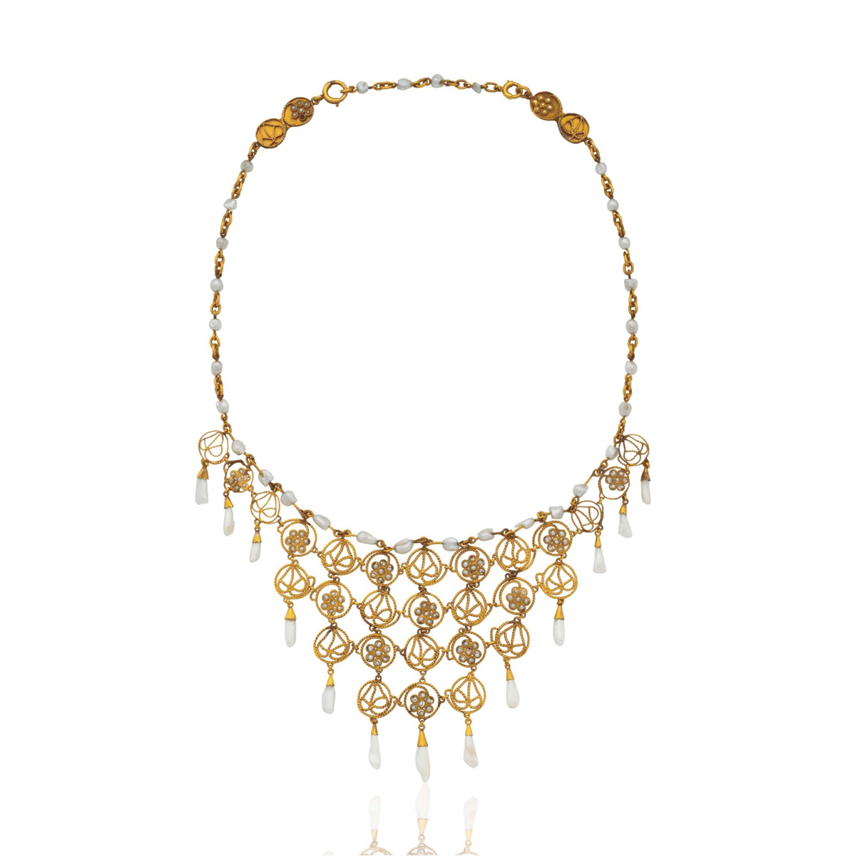 Изысканное нагрудное ожерелье из жемчуга и золота работы Луиса Комфорта Тиффани.