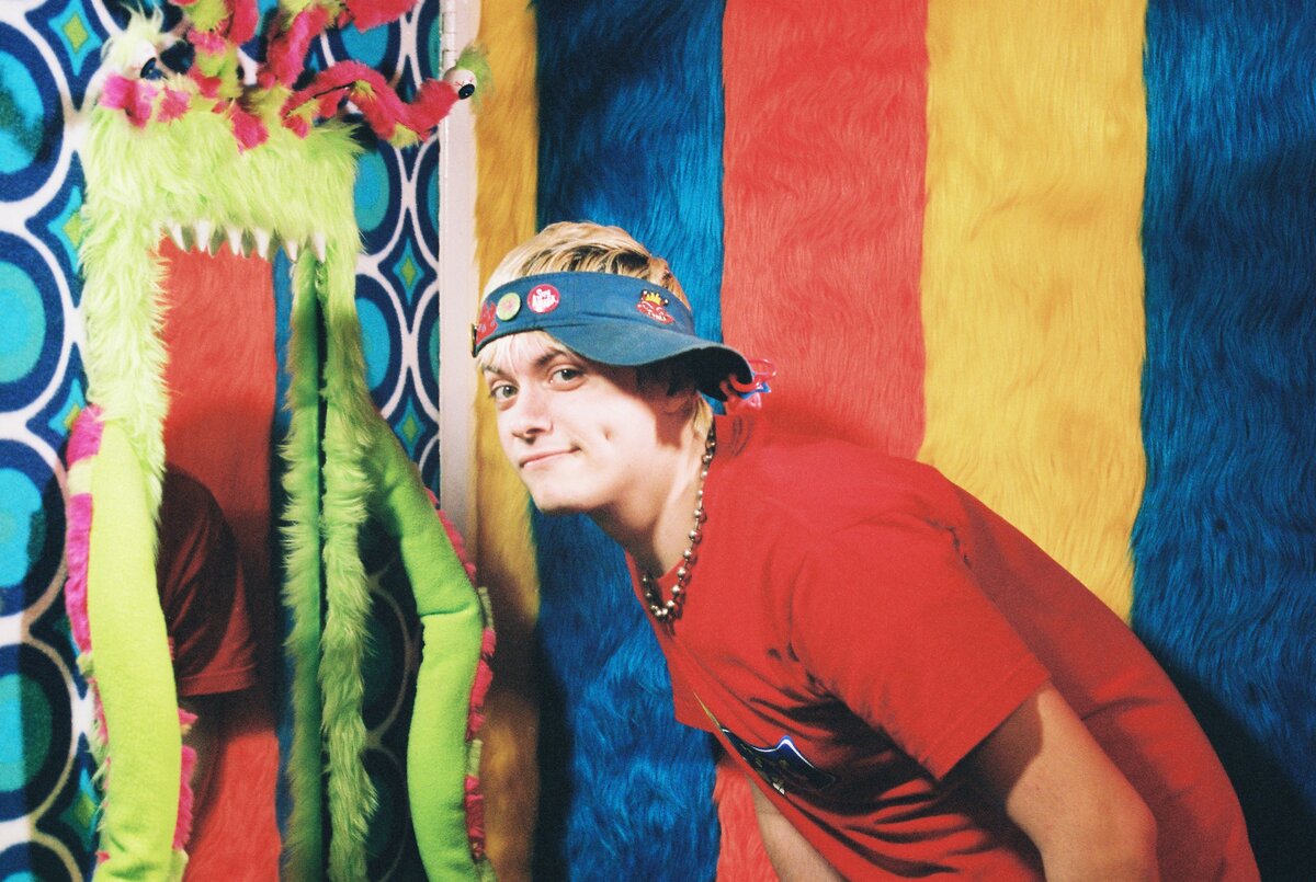 Рейверы девяностых: одежда ярких, кислотных цветов, много блёсток и искусственных материалов, фосфоресцирующих аксессуаров