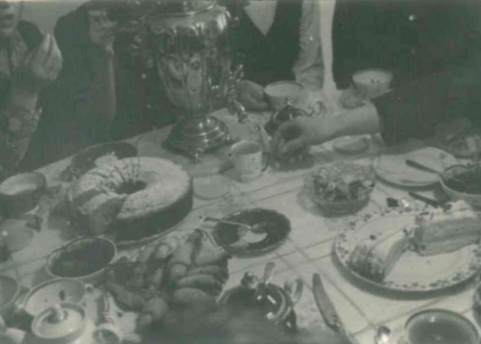 Самовар, кекс и блюдечко из сервизаWeimar Porzellan