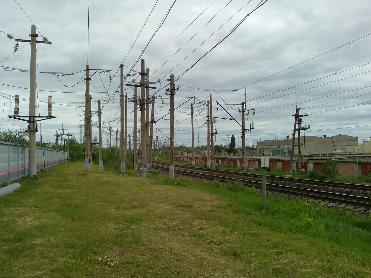Ж.-д. перегон "Зоринский" — "Трофимовский-2-Товарный". Вид в сторону ж.-д. станции "Зоринский". Слева: - тяговая ПС "Трофимовская". Справа: - ГСК "Железнодорожник". (Фото автора).