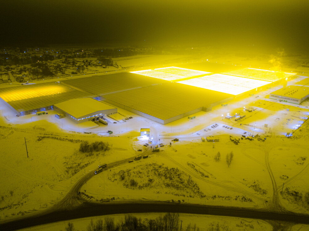 Уже несколько месяцев гости нижегородского Кремля пытаются запечатлеть во сей красе «око Саурона». Так окрестили свечение которое идет от теплиц, расположенных на противоположном от Нижнего Новгорода волжском берегу. Но если жителей областного центра свечение восторгает, или удивляет, то вот жителей окрестных с теплицами поселений такое свечение раздражает. Впрочем, по словам местных жителей, световое пятно меньшее из зол. Гул, вибрация, запах. Вот то, с чем невозможно смириться. Кто дал разрешение на строительство подобного объекта и что делать местным жителям? Власти делают вид, что такой проблемы и вовсе нет. Долгое время в молчанку играло и руководство самой теплицы, но вот они решили показать, как зреет урожай. Пройдемся вместе?