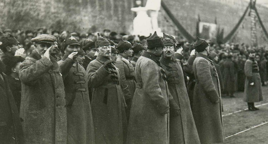 Парад 7 ноября на Красной Площади. Будённый, Смилга (в центре), Антонов-Овсеенко, Каменев, Склянский и Троцкий