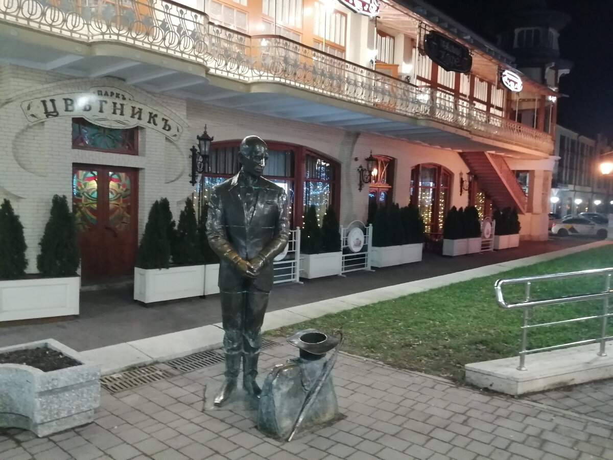 Киса Воробьянинов:  - Мадам, месье....