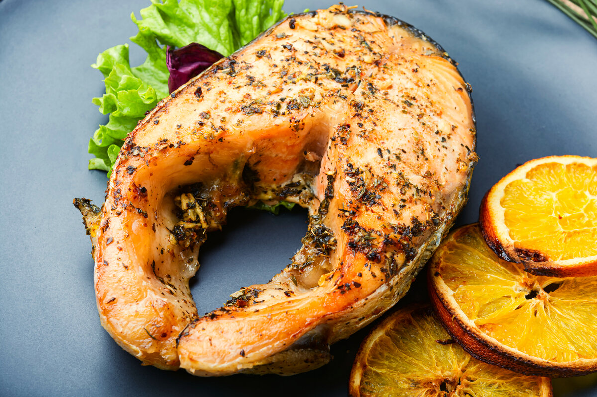 Аппетитный стейк из лосося