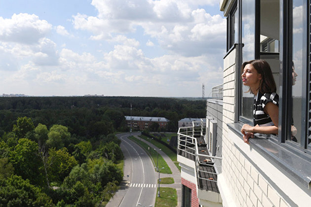 Девушка в квартире в новостройке
