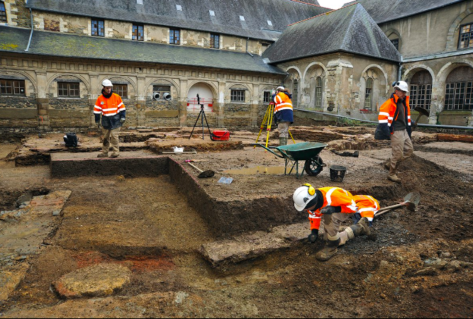 Раскопки велись на территории бывшего монастыря XIV века. На женщине отлично сохранилось сохранились и одежда, и обувь. Фото: Les Champs Libres/Flickr.com