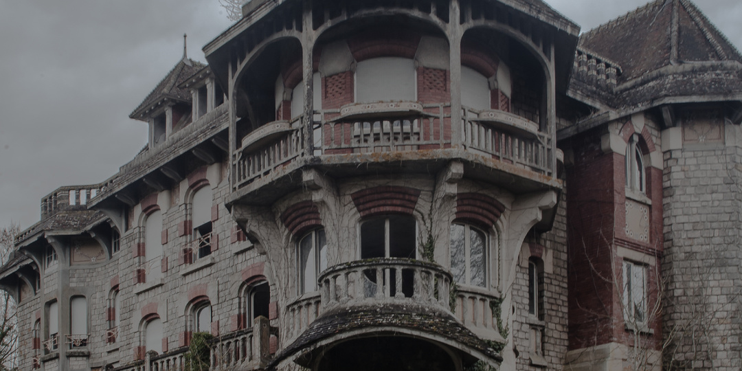 Жуткий заброшенный замок с сюрпризом. Не побоялись и проникли внутрь