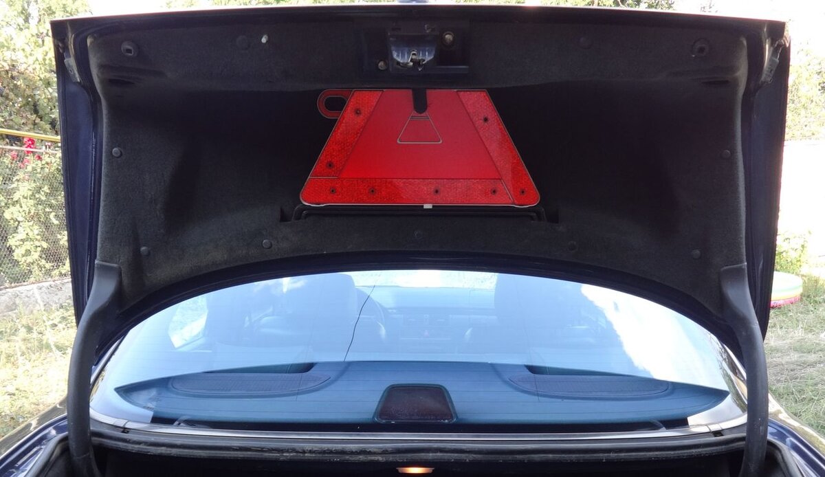 Багажник MB W210 со знаком аварийной остановки