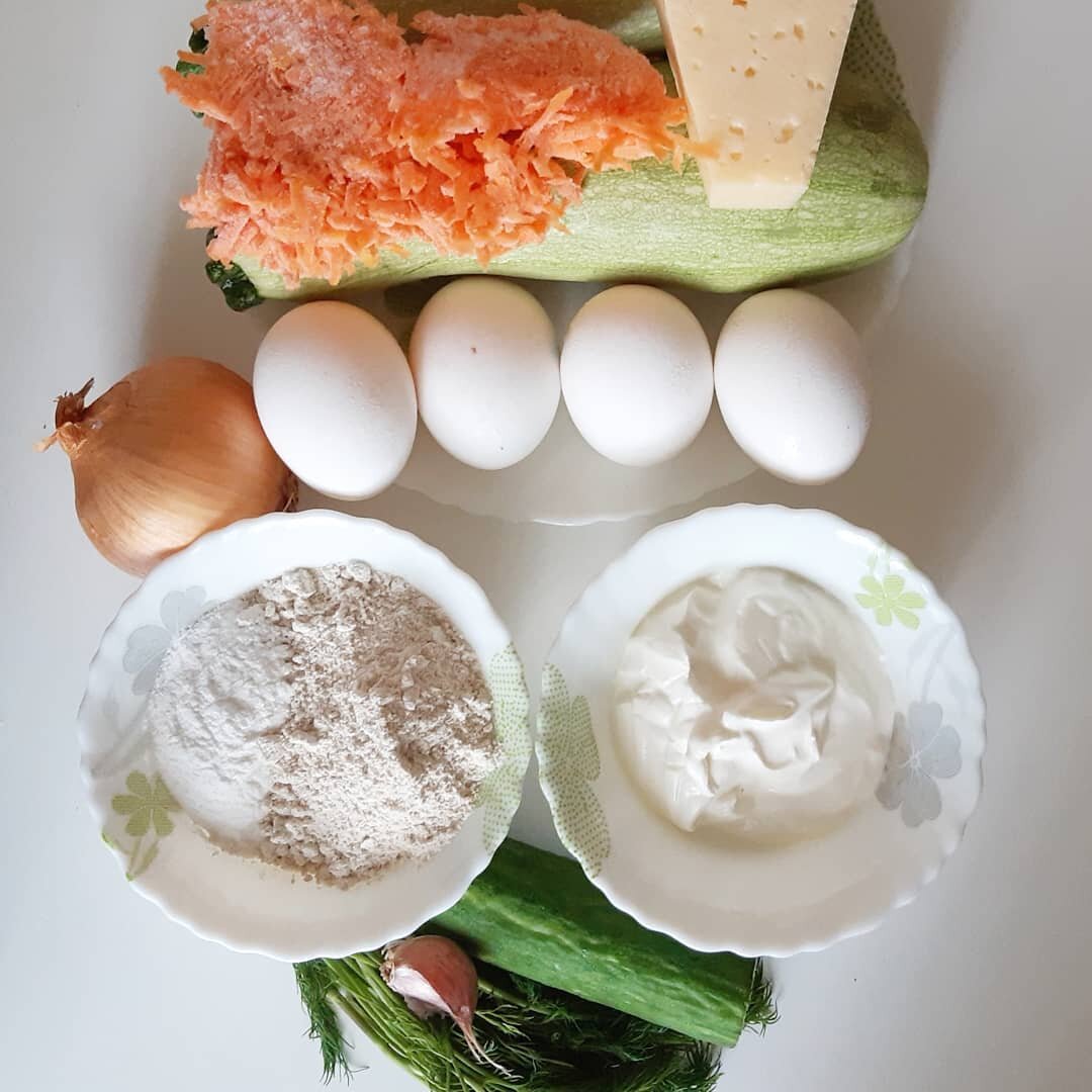 🍆Кабачок 1–1,5 шт(примерно 500–600г)

🥚Яйцо 4 шт

🧀Сыр 120–140г

🍚Мука 120 г (у меня была овсяная и рисовая)

🧅Половина луковицы (по желанию)

🥕Морковь 1 шт

Масло оливковое 2 ст.л

🧂Соль, специи по вкусу

⠀

Для соуса



🥛Сметана 15% 150 г

🥒Огурец 1 шт (или половина, если большой)

🧄Чеснок 2 небольщих зубчика

🥦Укроп