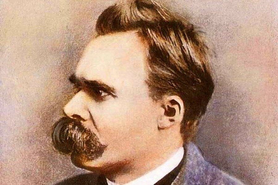 В теоретическом мышлении новейшего времени Фридрих Ницше (1844-1900) занимает особое, переходное место. Его философия открыто выдвинула лозунг «переоценки» классических традиций, возвестила начало нового этапа в развитии буржуазной мысли. Сам Ницше называл себя «революционером духа», а свою философскую концепцию «переоценки всех ценностей» - первой «истинной» философией. Конечно, дело не сводится к одним авторским декларациям - такова, за редким исключением, вообще аттестация наследства Ницше в буржуазной историко-философской литературе.   	То, что Ницше был решительным противником всякой системы в философии, отнюдь не случайно и не объясняется только его стремлением к оригинальности. Напротив, это явилось следствием, во-первых, крайне релятивистской, иррационалистической позиции мыслителя, обусловившей и соответствующий метод философствования, для которого характерно непосредственное «вживание», интуитивно-художественное проникновение в предмет, и, во-вторых, убежденности в том, что эссеистско-афористический стиль и манера изложения проблем, наблюдаемых в зародыше, в их еще системно не осмысленных тенденциях, позволяют теоретику возместить ущербность логической доказательности за счет эмоциональной убежденности, особенно в сфере этики и эстетики.

  	Ницше был искренне встревожен обозначившимся во второй половине XIX века кризисом буржуазного общества, обесцениванием его идеалов, деградацией духовной жизни и культуры. Идеи, легшие в основу его философии и эстетической теории, в целом характерны для духовного климата того времени. Некоторые из них высказывались и другими мыслителями одновременно с Ницше и даже раньше его, например А.Шопенгауэром, пол решающим воздействием которого формировалось мировоззрение будущего «вопрошателя и провидца», не только предугадавшего опасные симптомы болезни «западного духа», но и укравшего на ее возможные последствия. Однако именно в теоретическом сознании Ницше этот кризис был впервые схвачен с такой остротой и отражен с такой болезненной непосредственностью, а именно как личная трагедия (разумеется, в иллюзорной, отчужденной форме, в которой он только и мог открыться теоретику, остававшемуся в исторически и классово ограниченных горизонтах буржуазного мышления).

  	Творчество Ницше «вдохновляло» не только бульварных литераторов и богемствующих декадентов или откровенно тенденциозных писателей империалистической чеканки — оно привлекло к себе внимание также ряда крупных художников слова различных литературных школ и политических убеждений. Глубина и направленность этого воздействия различны. Одним в ницшеанстве импонировала критика «эпохи упадка» и «психологии больного человека» в ставшем аморальном буржуазном обществе, другим — постановка проблем культуры, когда в качестве высшей и конечной цели человечества провозглашалось воспитание и «выращивание» избранных творцов духовных ценностей.

  	Ницше был не только мыслителем, но и поэтом, мастерски пользовавшимся выразительными средствами художественного творчества, умевшим сплетать философию с искусством. Содержание и движение мысли он старался облечь в формы, воздействующие прежде всего эмоционально. Поскольку же эмоциональная реакция объявлялась Ницше первичной и доминирующей и не выверялась диалектической способностью интеллекта, а сознательно-критическое отношение к мировоззренческим компонентам отсутствовало, то и восприятие его идей сводилось к «эстетическому восторгу». Ницше не случайно называл свою философию «артистической» метафизикой.

  	Почитатели и эпигоны этой метафизики именуют ее зачинателя «философом культуры первого ранга», который своим пониманием искусства сумел схватить «общий коэффициент жизни». Будучи противником системного мышления, Ницше не создал (впрочем, он и не ставил перед собой такой задачи) какой-либо цельной теории искусства, стройной эстетической доктрины, хотя культура вообще и искусство в особенности были одним из главных объектов его попечения. Эстетические идеи Ницше, изложенные в эластичной и емкой афористической манере, изобилуют противоречиями и парадоксами, причем концы с концами часто не сходятся. В свободной подборке они весьма эффектны и допускают различные интерпретации. В таком виде эти идеи и воспринимались в качестве эффективного оружия в эстетическом наступлении приверженцами самых различных буржуазных философских и искусствоведческих направлений — от эстетствующих «аристократов духа», неоромантиков и символистов до авангардистов XX века, от либерально настроенных философов культуры, оплакивавших закат западной цивилизации, до присяжных фашиствующих теоретиков, объявлявших Ницше провозвестником расовой «эстетики» крови, долга и чести.

  	Ницше явился одним из пионеров так называемого «эстетизма» — довольно широкого течения в современной буржуазной теории искусства, вбирающего в себя как официальные школы университетской эстетики, так и неформальные направления, представители которых всячески фрондируют своей мнимой независимостью от казенной философии. Суть эстетизма — в утверждении примата культуры (а точнее, различных форм и видов искусства) в развитии человеческого общества, его социальной организации и общения; в подчинении всего социального бытия — материального производства, разделения труда, распределения общественного богатства и т.д. — целям и интересам художественного творчества, его «высшим» Ценностям; в объяснении, интерпретации социальных структур и задач человечества с точки зрения этих «высших» интересов и конечных целей. И не только социальных структур, но и мира в целом как космического бытия, которое можно оправдать лишь эстетически. Ибо мир, бытие в себе — бессмысленно и хаотично, чуждо человеку и непостижимо. Лишь в искусстве оно обретает свои краски и оттенки, получает смысл, вкладываемый в него художником. Жизнь как частный случай космического бытия, как человеческое существование наполнена жесткостью и страданием, страхом и ужасом, и, чтобы жить, человек вынужден ограждать себя от них «блестящим порождением» искусства.
  	Да и сам человек «не обладает ни достоинством, ни правом, ни обязанностями: лишь как существо, вполне предопределенное бессознательным целям, человек может оправдать свое существование», то есть или как творец, или как материал для творчества, как раб, прикованный к колеснице культуры. И всему этому придается определенный метафизический статус. Истинное восприятие мира в качестве адекватного отображения объекта в субъекте объявляется нелепостью, поскольку «между двумя абсолютно различными сферами, каковы субъект и объект, не существует ни причинности, ни правильности, ни выражения, а самое большое — эстетическое отношение, т.е. своего рода передача намеками, как при сбивчивом переводе на совсем чужой язык».

  	Таким образом, «чисто» эстетическое отношение к миру выступает у Ницше не как одна из возможных, но как единственно возможная интерпретация мира, хотя и она, по Ницше, есть не что иное, как его «принципиальная фальсификация» в определенных целях. Применительно к искусству это означает фальсификацию эстетического объекта, апологетическое утверждение и качеств «естественного» социального бытия отношений эксплуатации, господства и подчинения, которым придается статус вечности. Антиномия между эстетизмом и гуманизмом заявляет о себе уже в этом анализе, имеющем вводный характер. Именно гак ставит и решает проблему Ницше, воплощая «эстетизм» в его крайней форме. Собственно, для него вообще человечества как такового, то есть как субъекта всемирной истории в ее поступательном развитии, не существует. Есть лишь отдельные человеческие существа, человек как род, как ступень биологической эволюции, и его призвание заключено в том, чтобы своим повседневным изнурительным трудом способствовать выдвижению ареопага избранных «олимпийцев», предопределенных к художественному творчеству.

  	«Забота» о культуре, искусстве служила для Ницше одним из решающих аргументов, которые выдвигались им ради обоснования «естественности» отношений господства и подчинения, ради защиты сословной иерархии.

  	«Высокая» культура, писал он, может возникнуть лишь там, где существуют две полярные друг другу общественные касты: работающих и праздных, или каста «принудительного труда» и каста «свободного труда».
