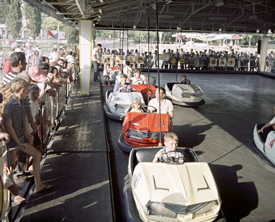 Сочинский Луна-парк. Автодром в парке популярен не только у детей, но и у их родителей (1973 год)