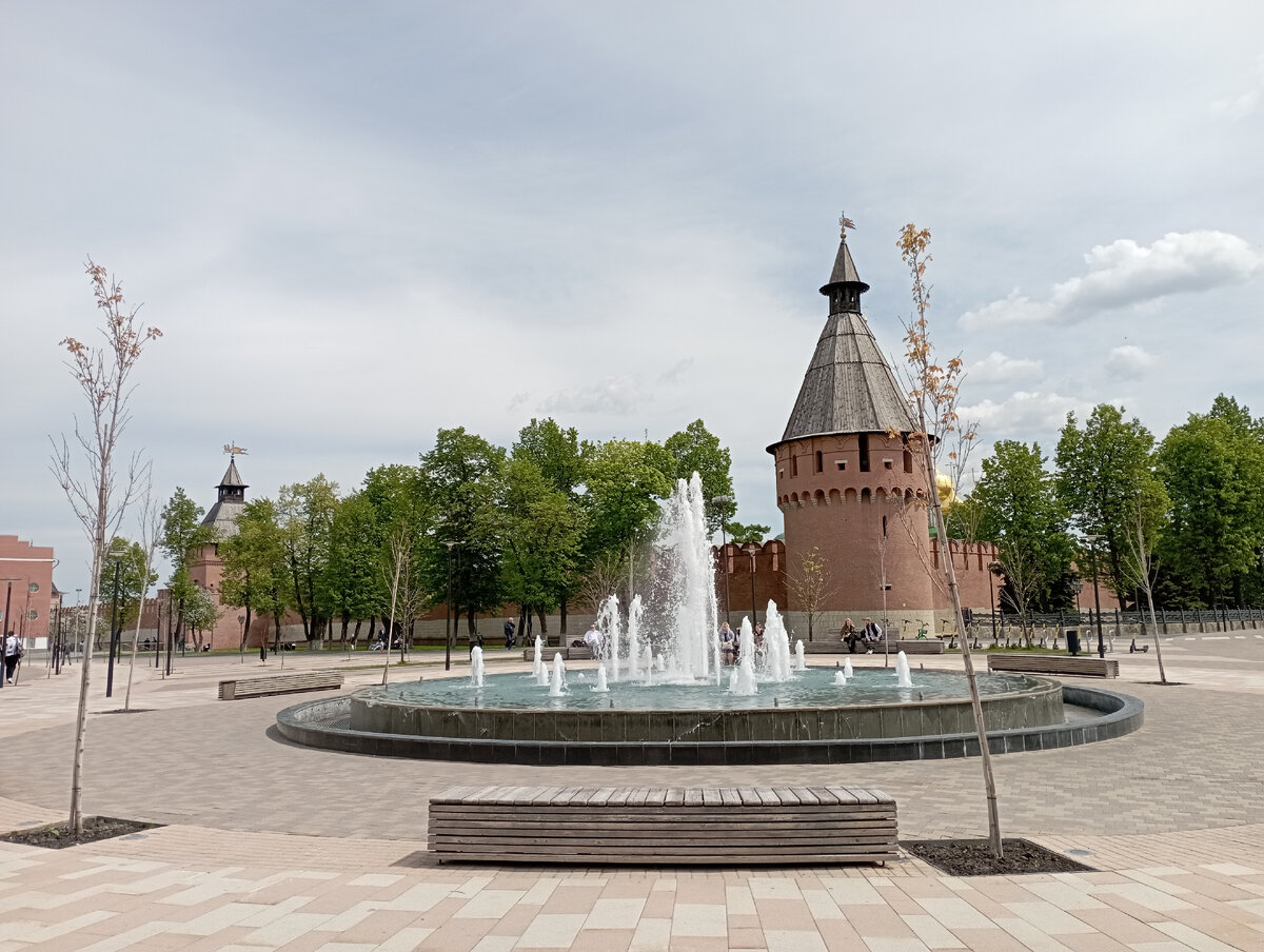 Крестовоздвиженская площадь, Спасская башня